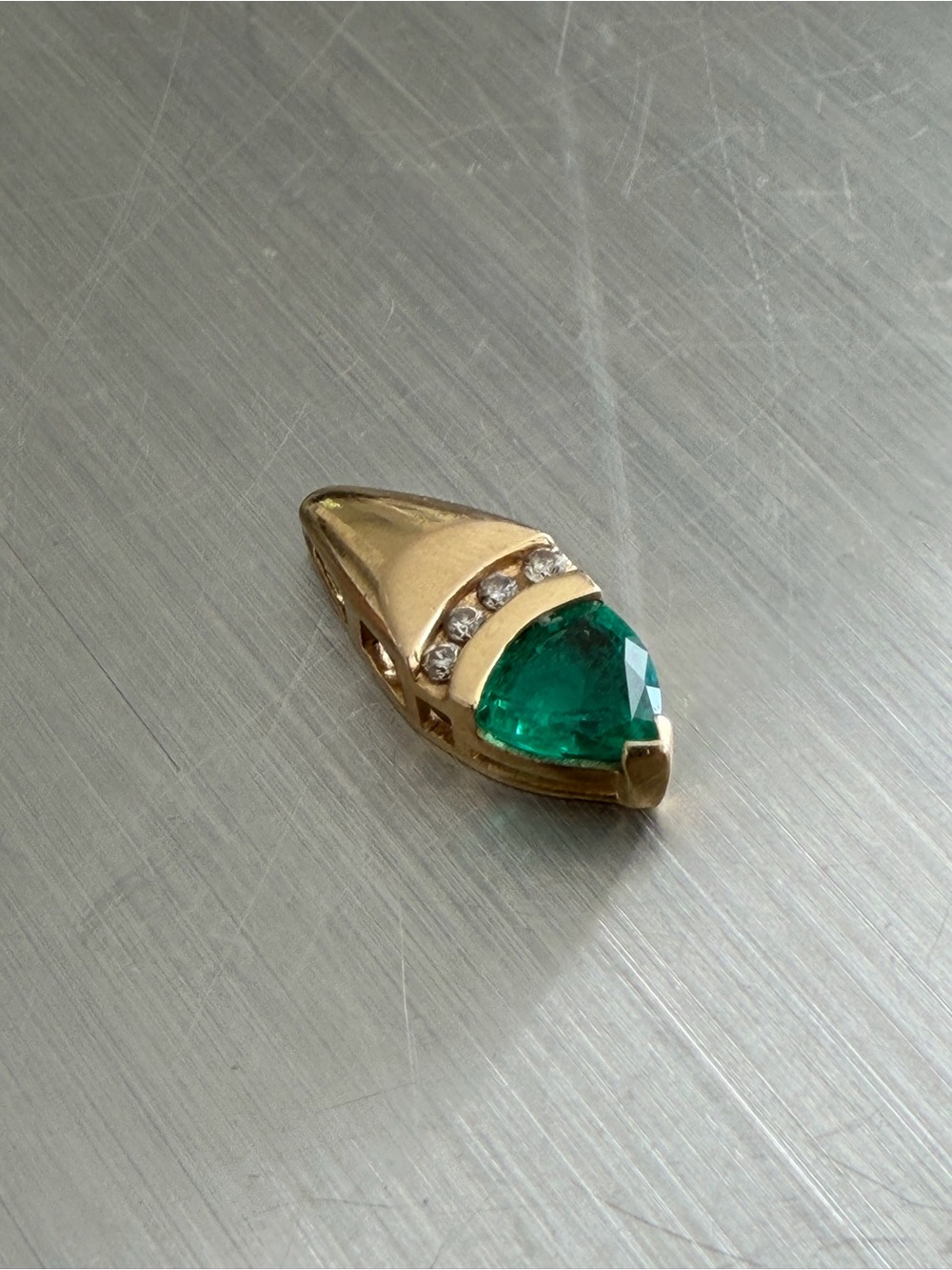 Vintage Trillion-cut, vibrant Emerald set in a V-prong at the tip. - Picture 2 of 9